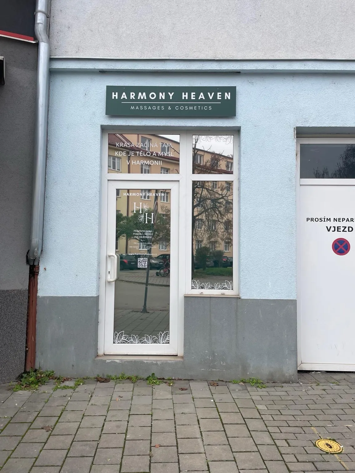 Vchod do salonu Harmony Heaven